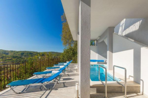 Modernes Apartment mit traumhafter Aussicht, Pool, Privatparkplatz, WiFi
